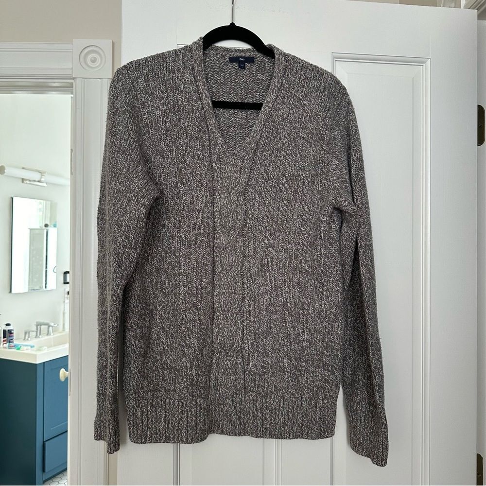 L gray gap v neck sweater